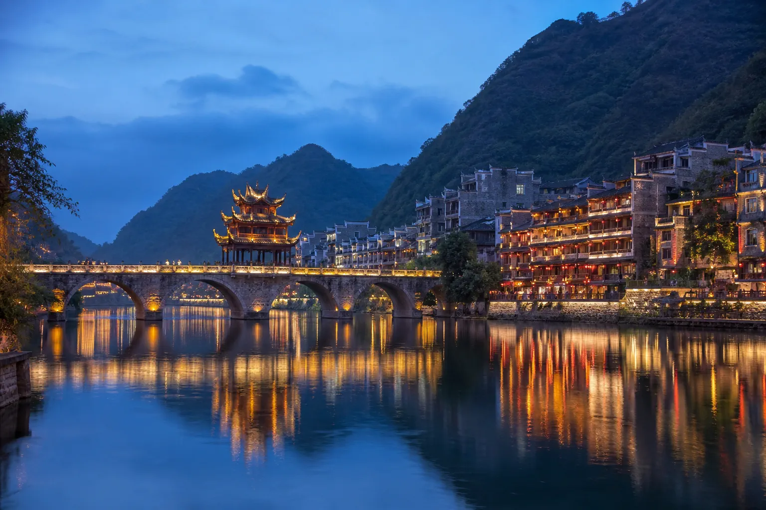 镇远古城祝圣桥与舞阳河夜景